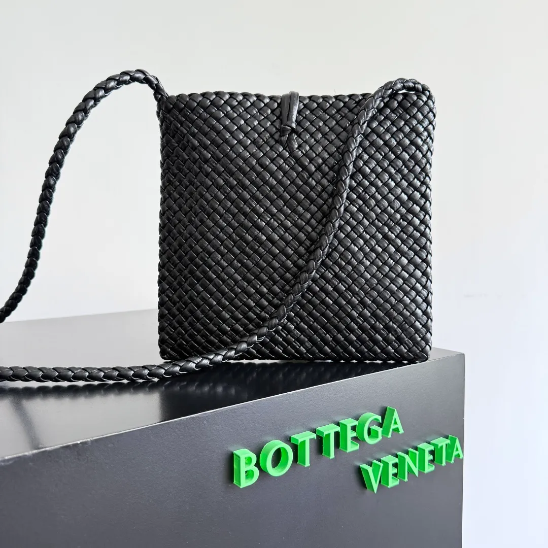 Batch 2480 Bottega Veneta's Tosca, made with exquisite intrecciato weaving technology, three-dimensional trapezoidal cut, neat lines outline a high-end box structure that never fades, giving the soft lambskin a unique silhouette ✨ Small gold balls are embellished to add a sense of fashion, and one leather strip is woven in one piece, simple and advanced. The capacity is suitable for daily life, lifting weight is light, and showing a calm aura in every step. The shoulder-carrying design is practical and carries a low-key taste and relaxed fashion. It is a treasure item that adds points to your outfit. If you know BV, don’t miss it ~ Tosca is your silent business card when traveling around the world. Style number: 777680 Size: 17*19.5*1cm